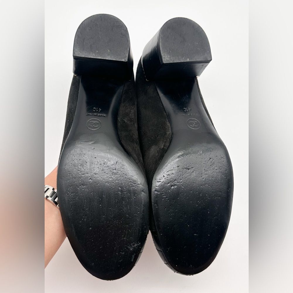 CHANEL CC Logo Quilted Cap Toe Suede Black Pumps Pearl Heels EU 41 C US 10-10.5 - Picture 8 of 15
